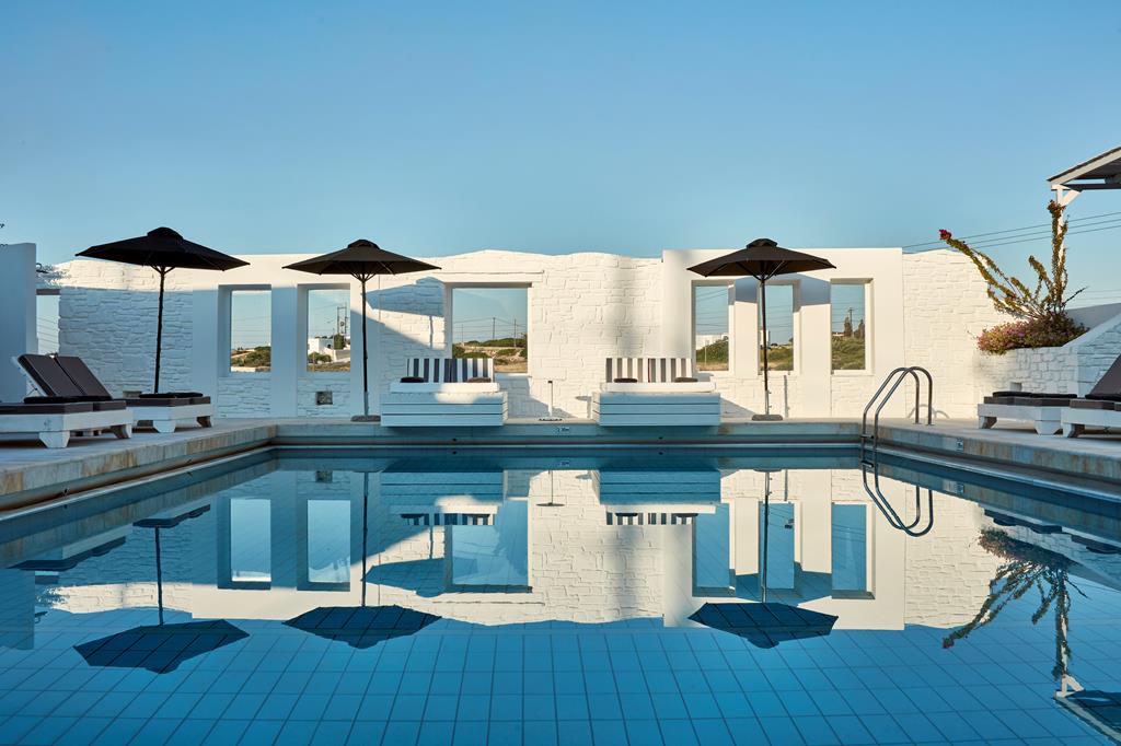 Mr & Mrs White Paros Naoussa Paros